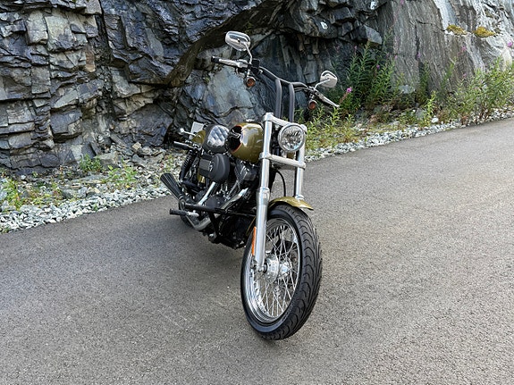 Harley-Davidson FXDB Dyna Street Bob 2 of 16