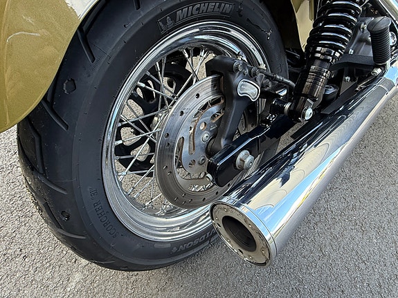 Harley-Davidson FXDB Dyna Street Bob 15 of 16