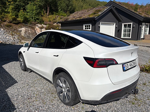 Tesla Model Y 4 of 8