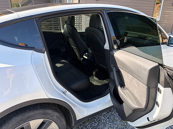 Tesla Model Y 6 of 8