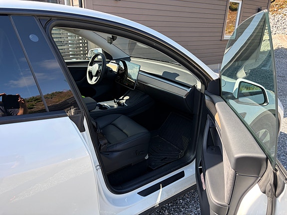 Tesla Model Y 5 of 8