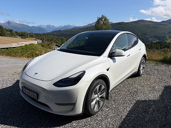Tesla Model Y 3 of 8