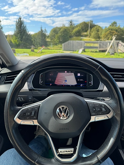 Volkswagen Passat Alltrack 8 of 13