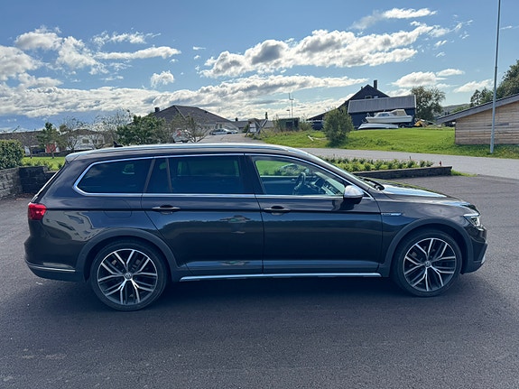 Volkswagen Passat Alltrack 2 of 13