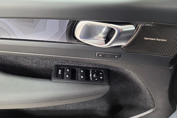 Volvo XC40 10 of 28