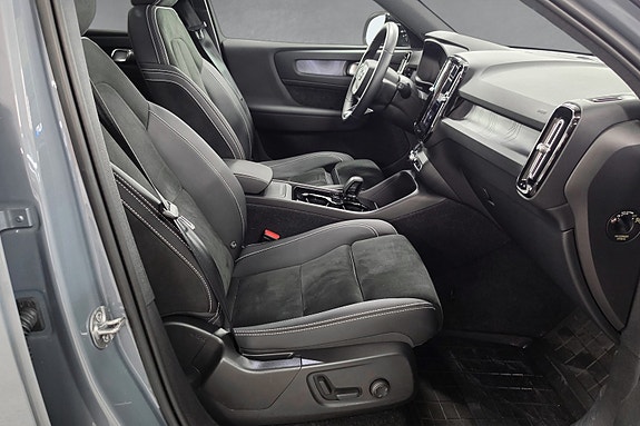 Volvo XC40 17 of 28