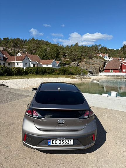 Hyundai IONIQ 13 of 16