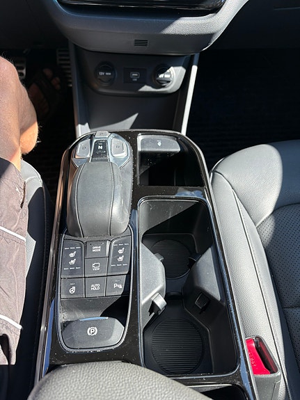Hyundai IONIQ 16 of 16