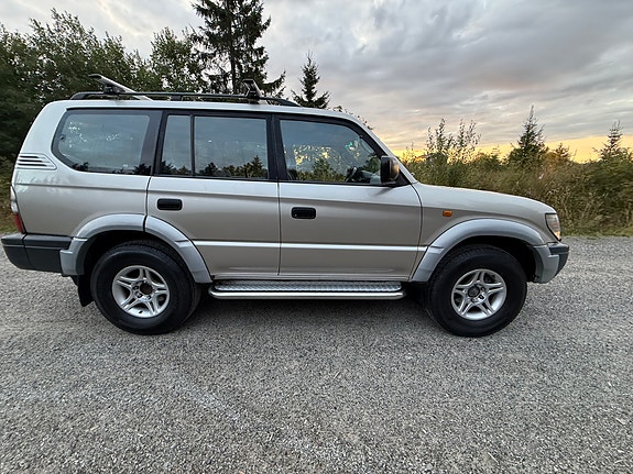 Toyota Land Cruiser 12 of 30