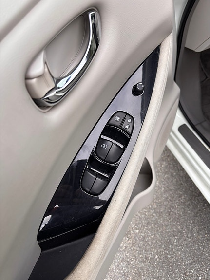 Nissan Leaf 7 of 30