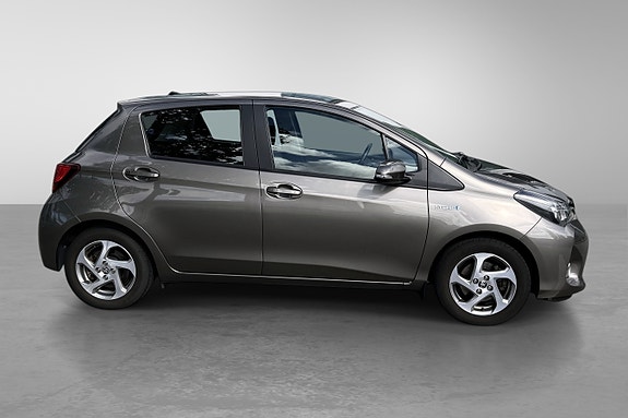 Toyota Yaris 8 of 30