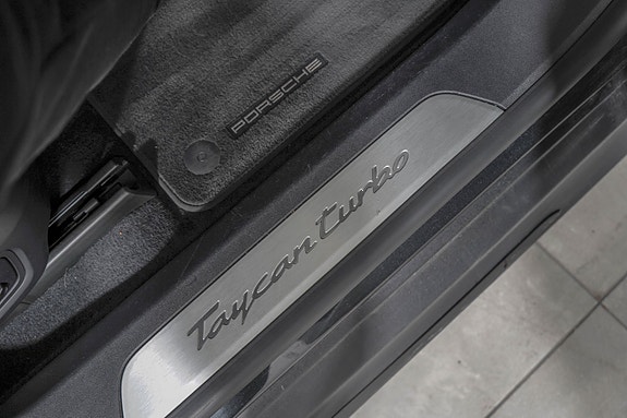 Porsche Taycan Turbo 22 of 30