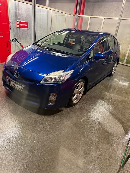 Toyota Prius 2 of 16