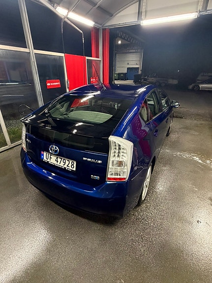 Toyota Prius 4 of 16