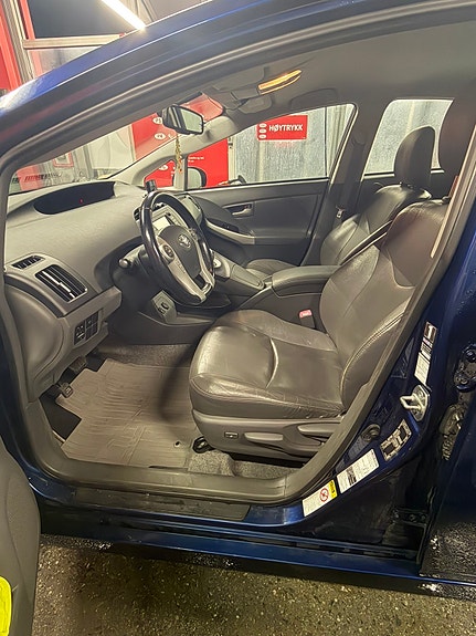 Toyota Prius 8 of 16