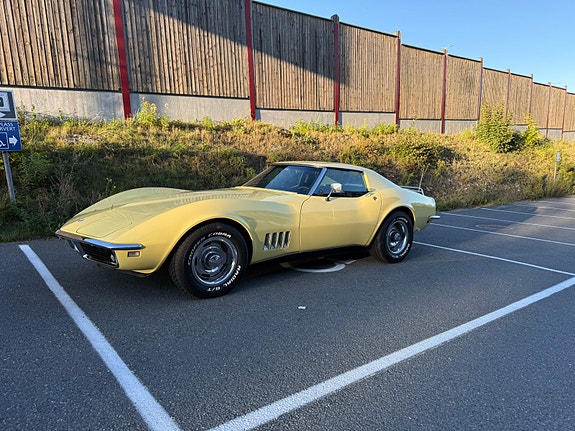 Chevrolet Corvette 2 of 30