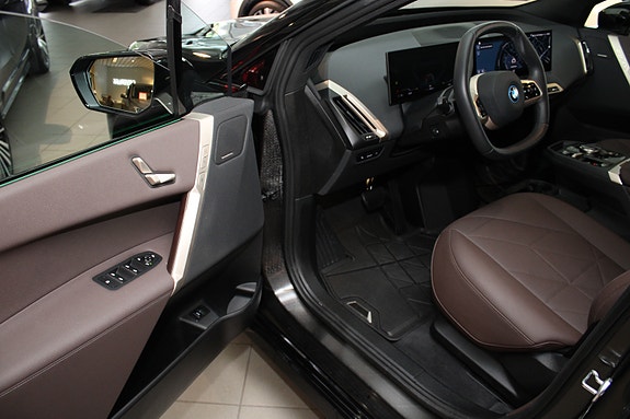 BMW iX 13 of 30