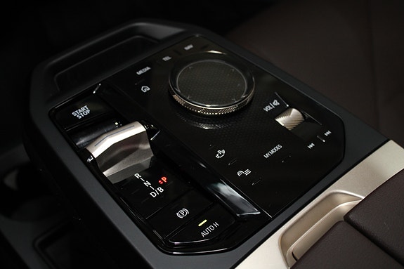 BMW iX 21 of 30