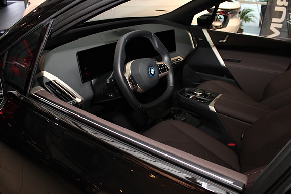 BMW iX 12 of 30