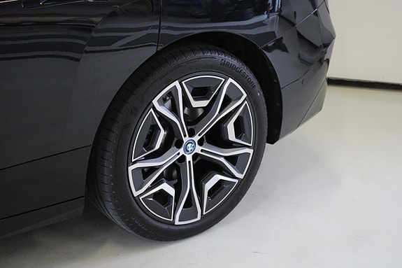 BMW iX 8 of 30