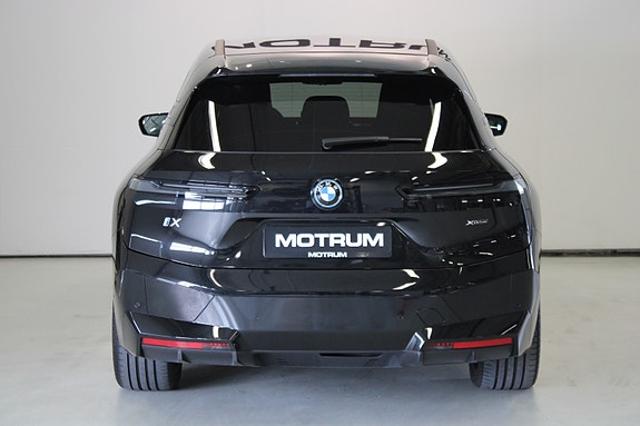 BMW iX 4 of 30