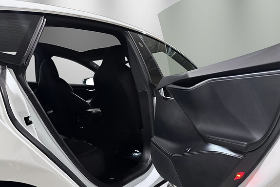 Tesla Model S 28 of 30