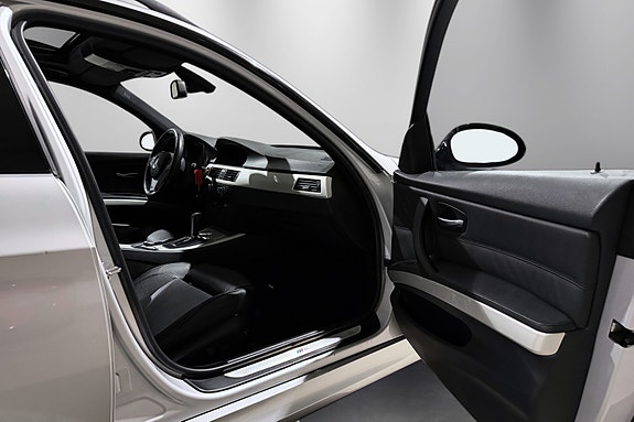 BMW 335i 26 of 30