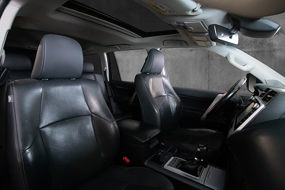 Toyota Land Cruiser 12 of 26