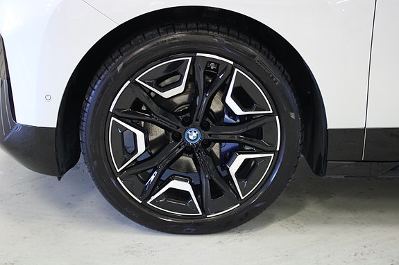 BMW iX 5 of 30