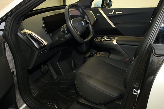 BMW iX 14 of 30