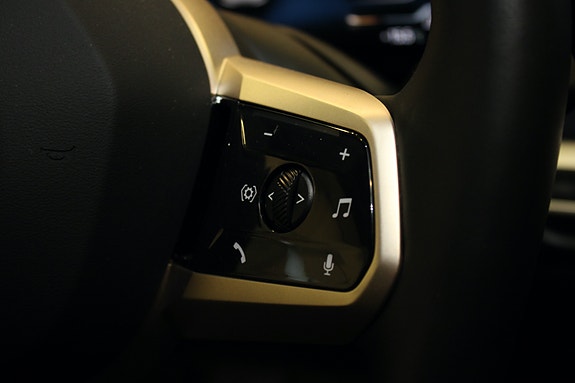 BMW iX 24 of 30