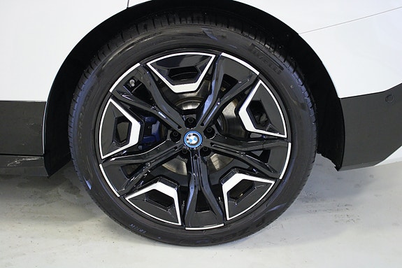 BMW iX 6 of 30