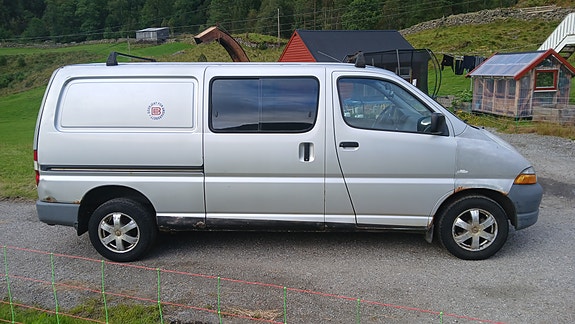 Toyota HiAce 4 of 9