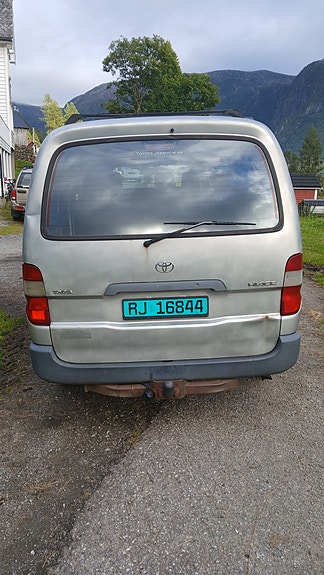 Toyota HiAce 3 of 9