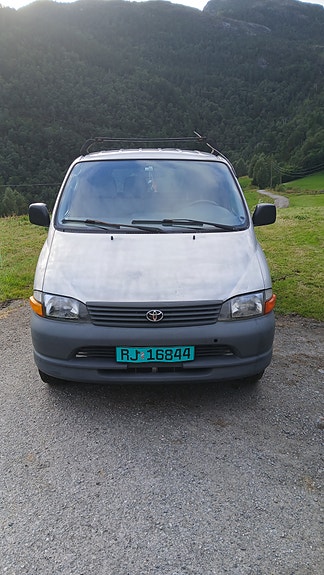 Toyota HiAce 2 of 9