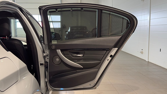 BMW 320 17 of 30