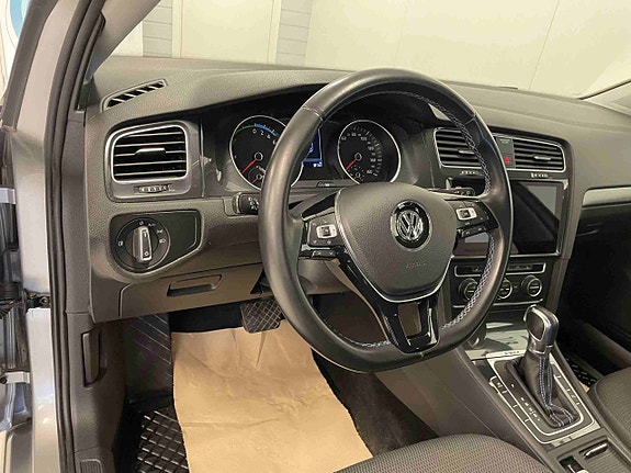 Volkswagen e-Golf VII 28 of 30