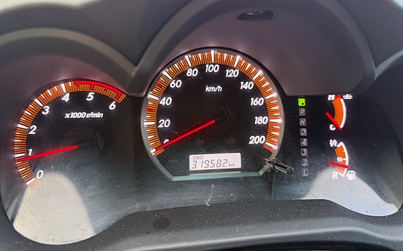 Toyota HiLux 11 of 19
