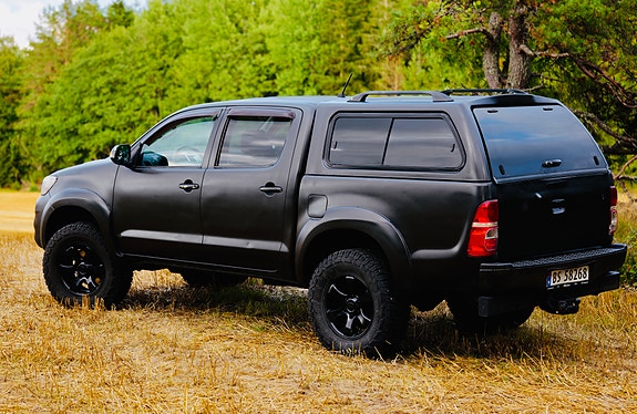 Toyota HiLux 2 of 19