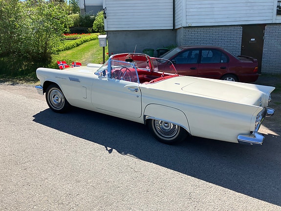 Ford Thunderbird 18 of 24
