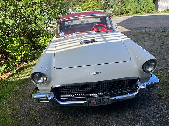 Ford Thunderbird 9 of 24