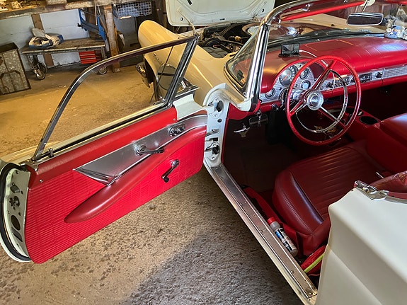 Ford Thunderbird 6 of 24