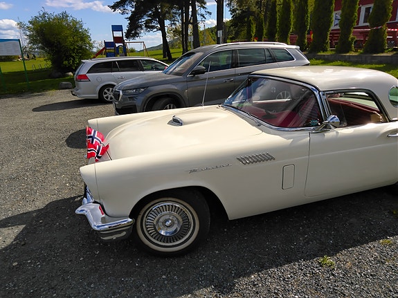 Ford Thunderbird 15 of 24