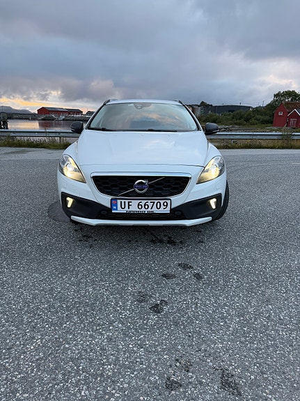 Volvo V40 Cross Country 2 of 24