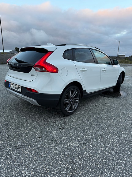 Volvo V40 Cross Country 3 of 24