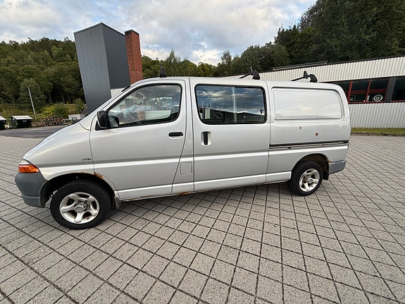 Toyota HiAce 7 of 30