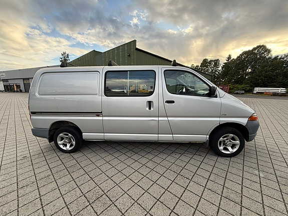 Toyota HiAce 3 of 30