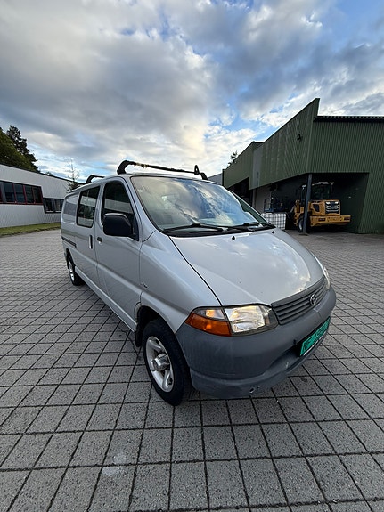 Toyota HiAce 2 of 30