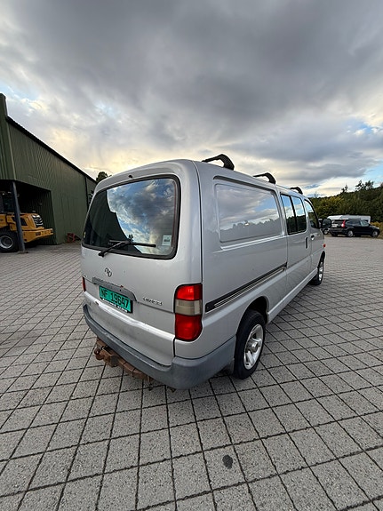 Toyota HiAce 4 of 30