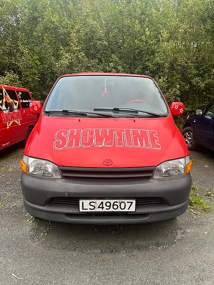 Toyota HiAce 2 of 9